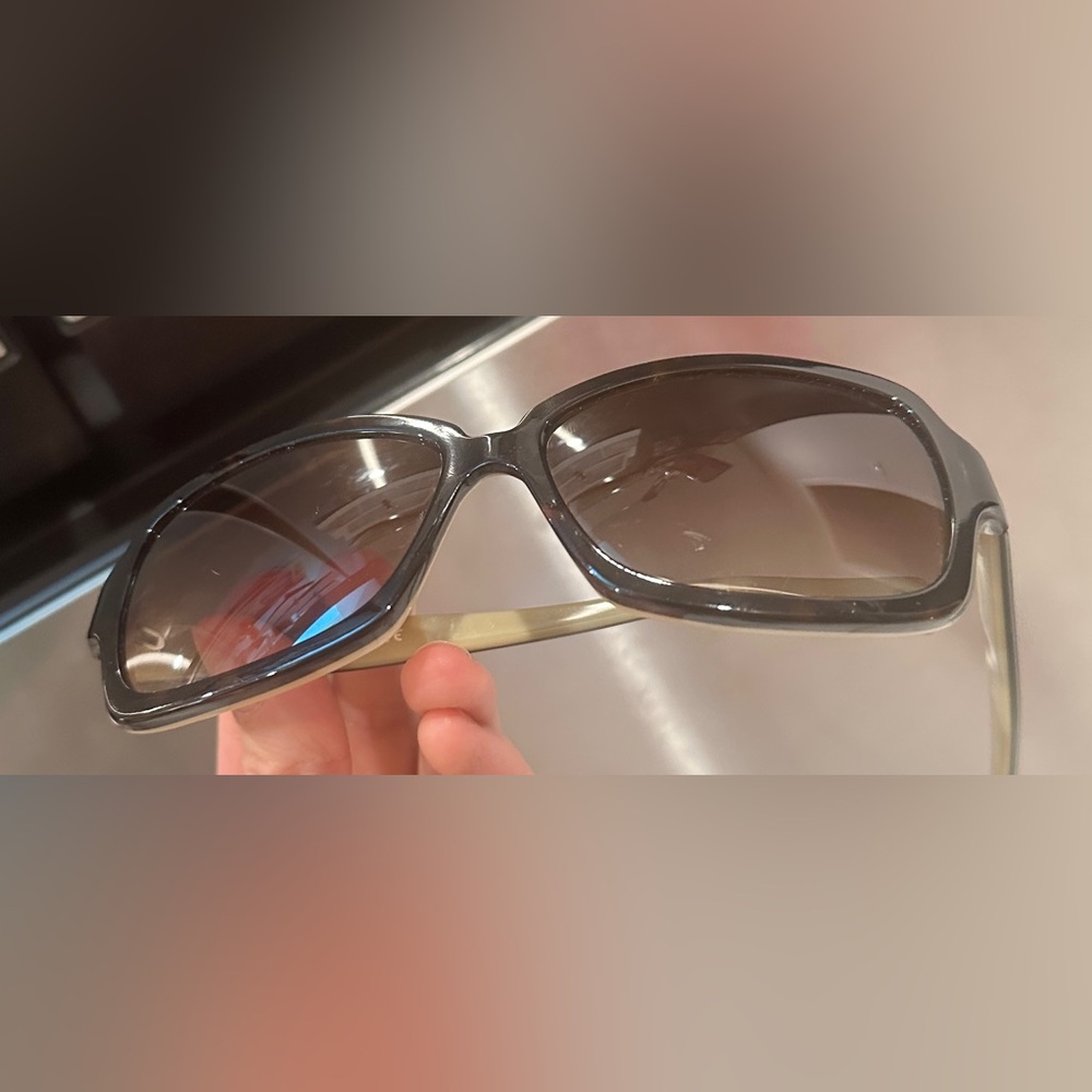 CHANEL Vintage Tortoise Sunglasses with Brown Cloth and Black Quilted Case - Picture 7 of 10